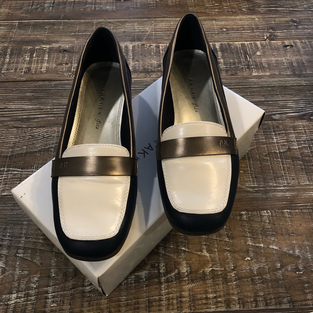 NWT, NEVER WORN, SPORTY TRI COLORED LOAFER